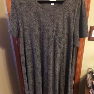 Dark grey background LuLaRoe Carly in XL 🌹